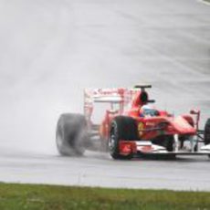 Fernando Alonso sobre el asfalto mojado de Sepang