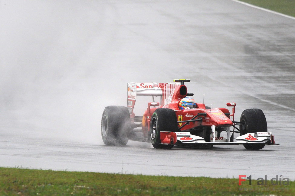 Fernando Alonso sobre el asfalto mojado de Sepang