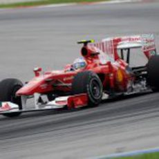 Alonso rueda en Sepang antes de que caiga la lluvia