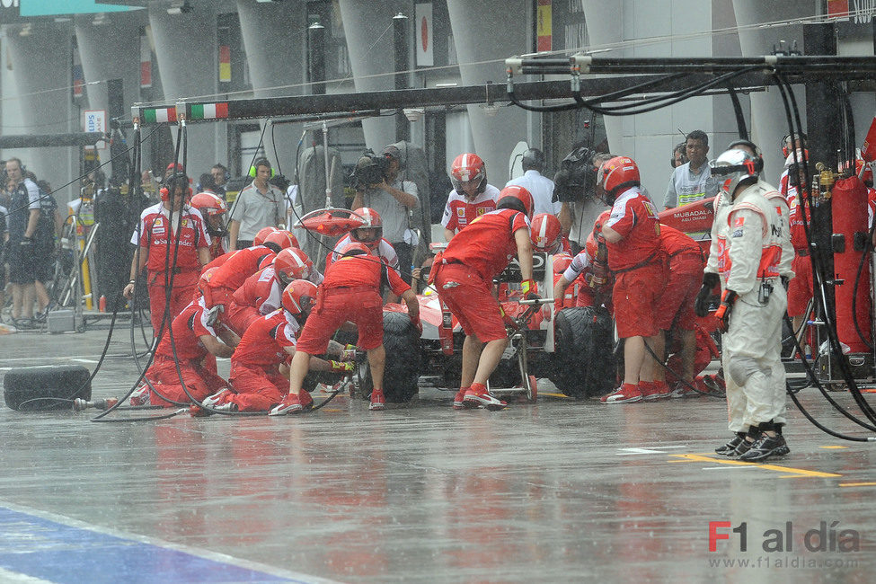 En Ferrari quitan las intermedias y ponen lluvia extrema
