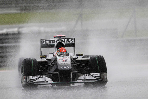 Schumacher se "ahoga" en la lluvia