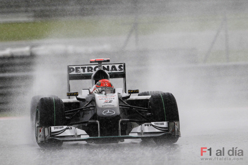 Schumacher se "ahoga" en la lluvia