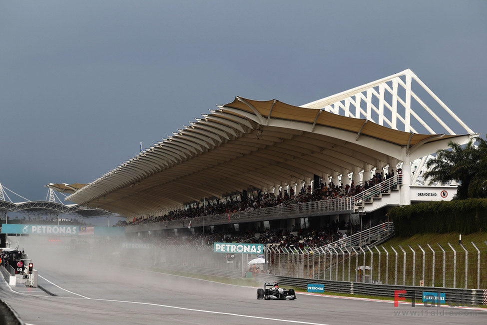 La grada principal observa a Schumacher