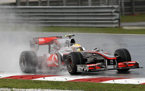 La lluvia le juega una mala pasada a Hamilton