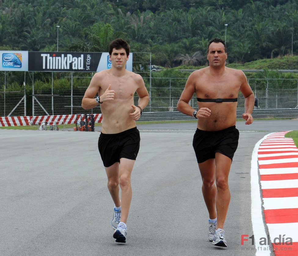 Jaime Alguersuari se entrena semi desnudo
