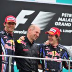 Mark Webber, Adrian Newey, Sebastian Vettel y Nico Rosberg en el podio
