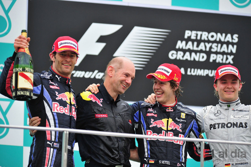 Mark Webber, Adrian Newey, Sebastian Vettel y Nico Rosberg en el podio