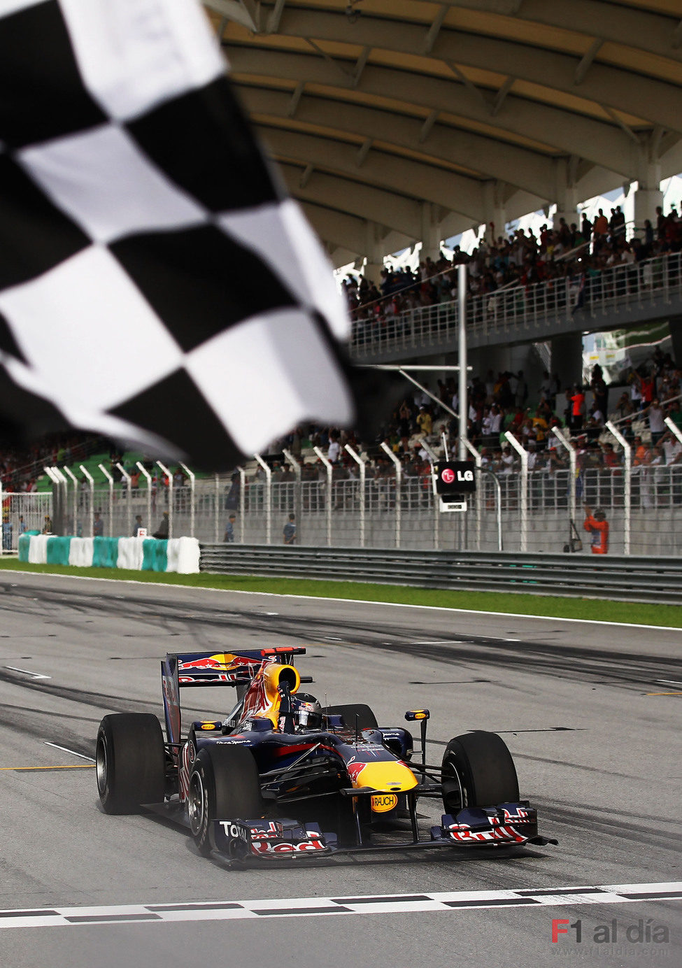Bandera a cuadros para Sebastian Vettel