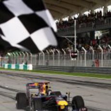 Bandera a cuadros para Sebastian Vettel