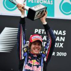Sebastian Vettel levanta su trofeo de ganador en Sepang