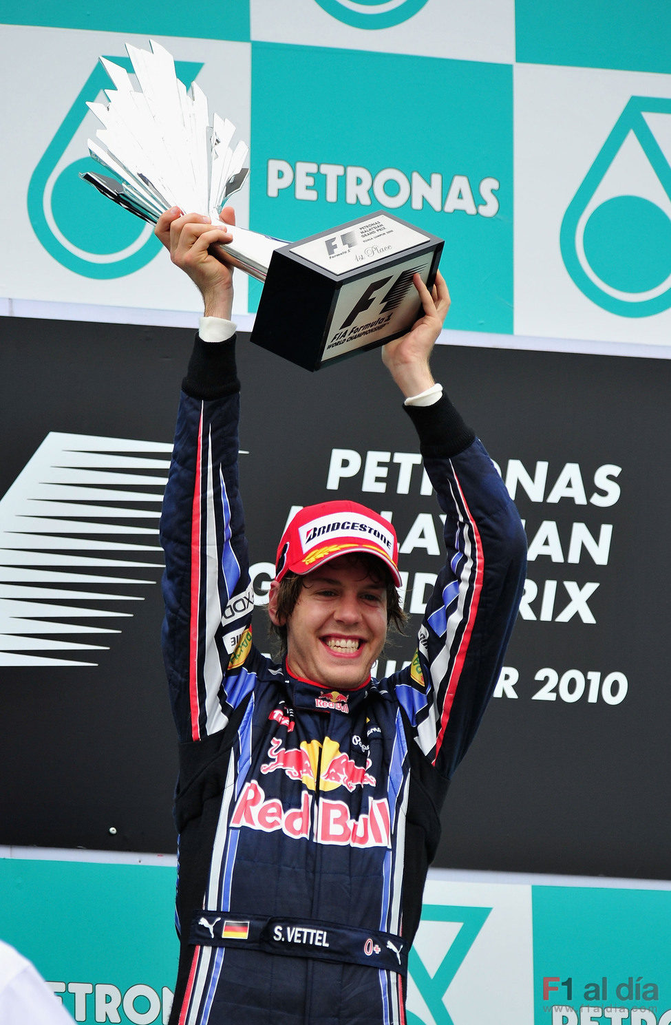 Sebastian Vettel levanta su trofeo de ganador en Sepang