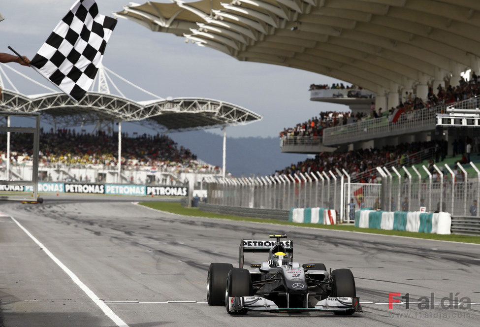 Bandera a cuadros para Nico Rosberg