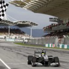 Bandera a cuadros para Nico Rosberg