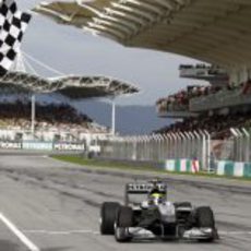 Bandera a cuadros para Nico Rosberg