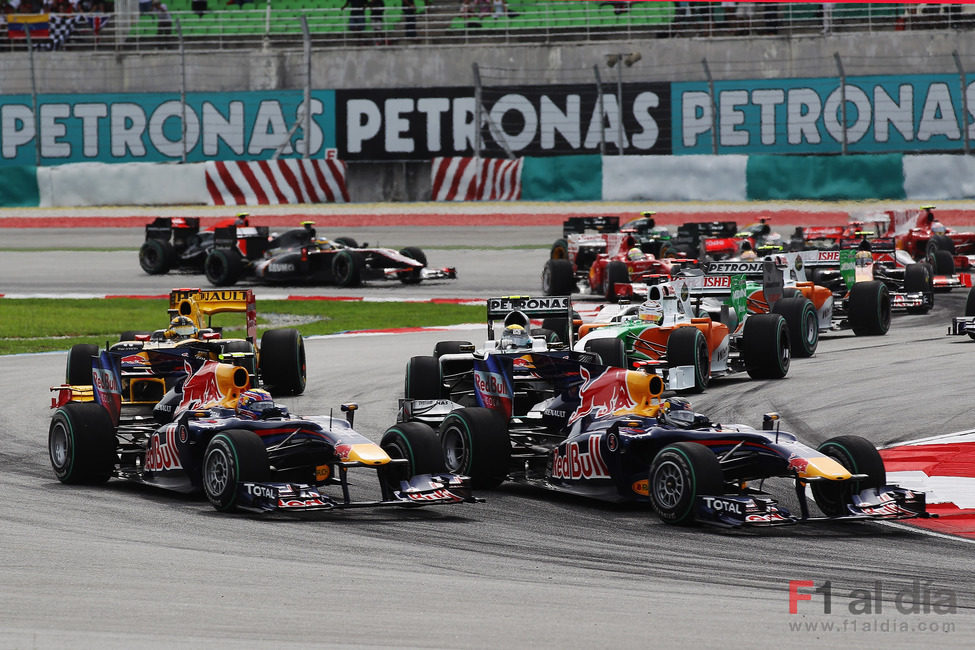 Vettel ya es primero en la segunda curva