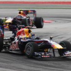 Los dos Red Bull lideran el GP de Malasia 2010
