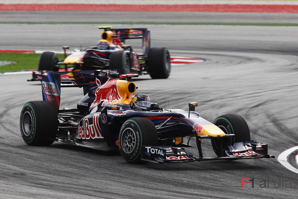 Los dos Red Bull lideran el GP de Malasia 2010