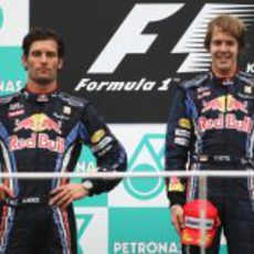 Webber y Vettel en la ceremonia de los himnos