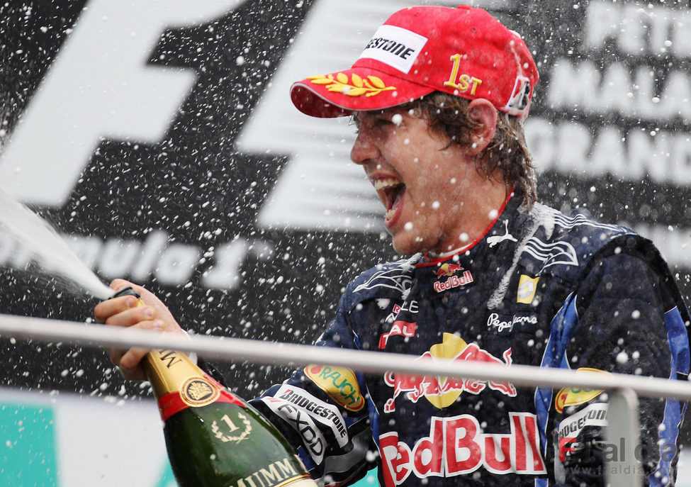 Vettel disfruta como un niño en el podio
