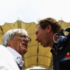 Bernie Ecclestone habla con Christian Horner