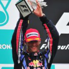 Webber levanta su trofeo