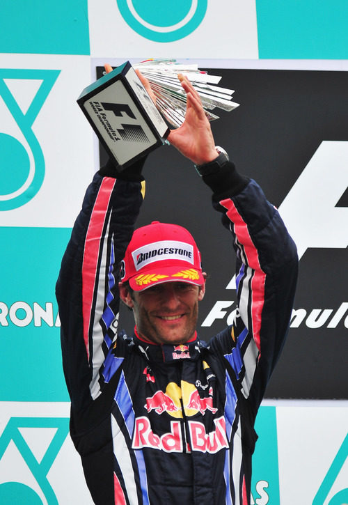 Webber levanta su trofeo