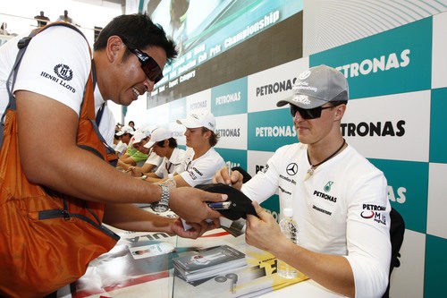 Michael Schumacher en la firma de autógrafos