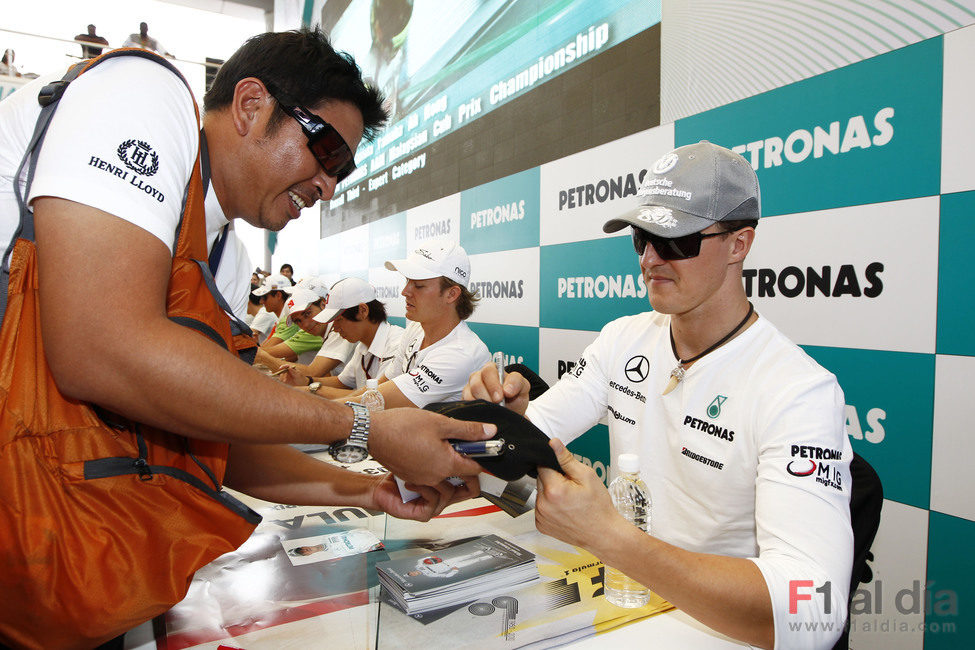 Michael Schumacher en la firma de autógrafos