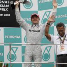 Nico Rosberg levanta su trofeo en el GP de Malasia 2010