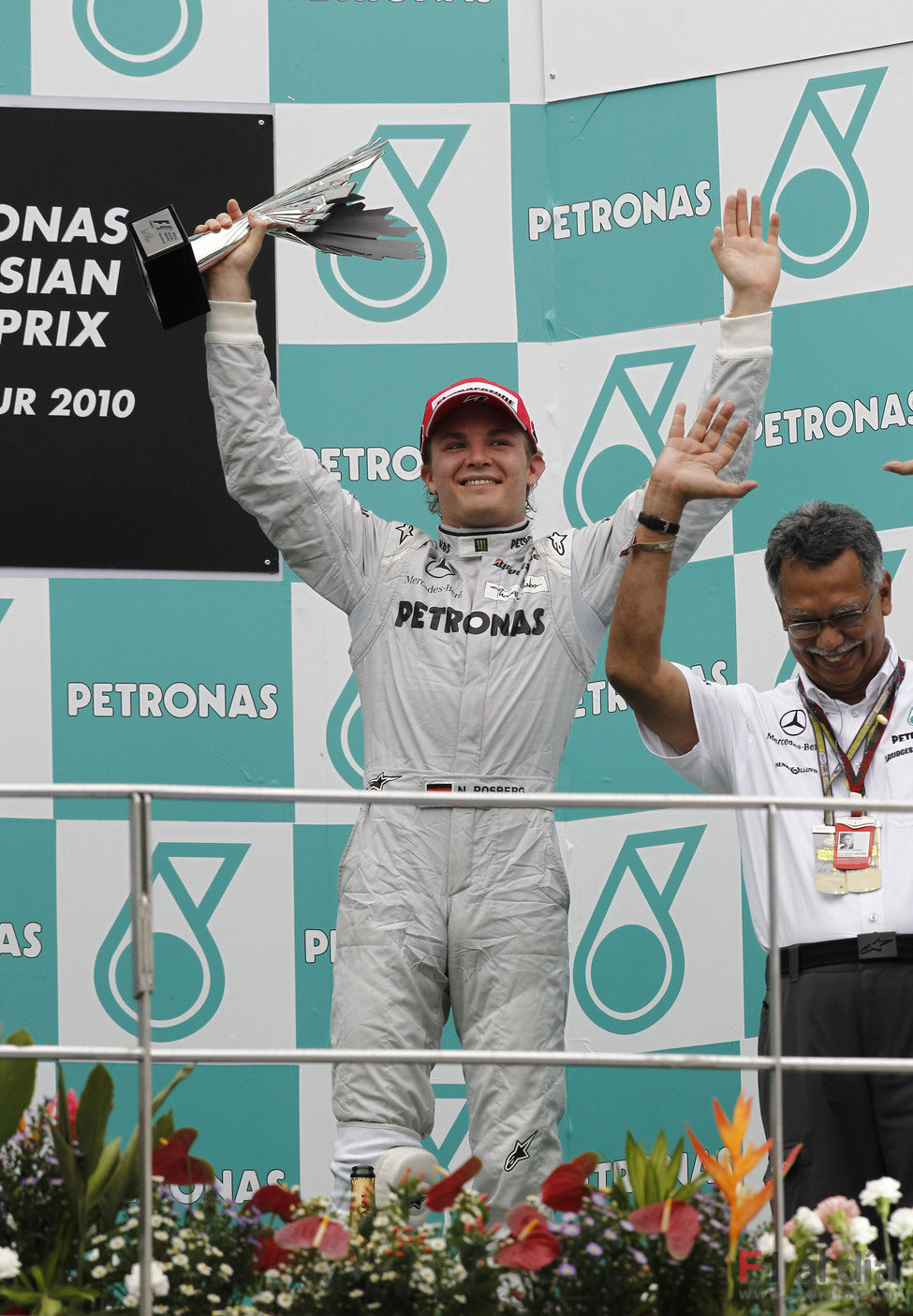 Nico Rosberg levanta su trofeo en el GP de Malasia 2010