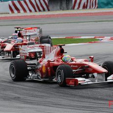 Jenson Button lucha con los Ferrari