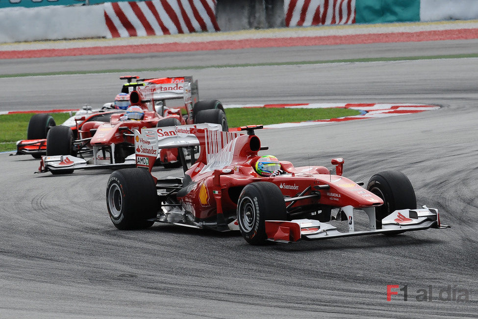 Jenson Button lucha con los Ferrari