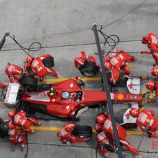Cambio de neumáticos para Alonso en Sepang