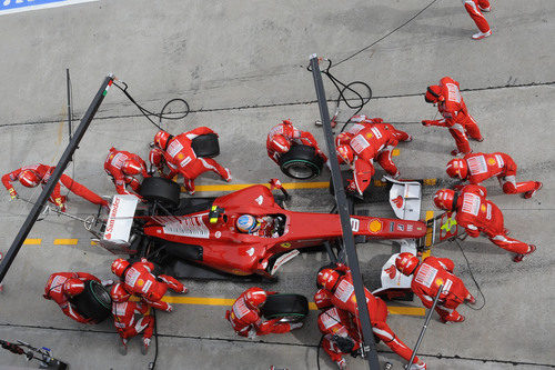 Cambio de neumáticos para Alonso en Sepang