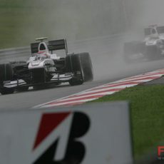 Kobayashi y De la Rosa bajo la lluvia de Sepang