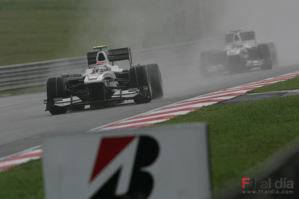 Kobayashi y De la Rosa bajo la lluvia de Sepang