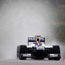 Barrichello levanta una gran cortina de agua