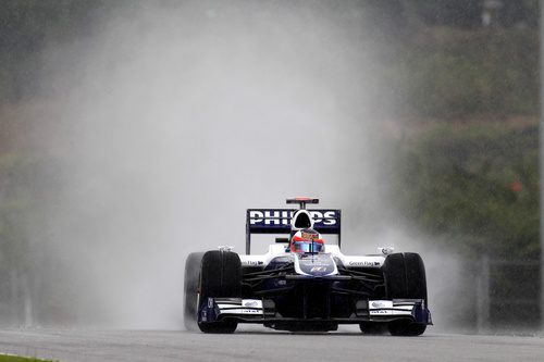 Barrichello levanta una gran cortina de agua