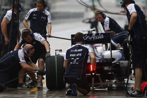 Cambio a neumáticos de lluvia para Barrichello