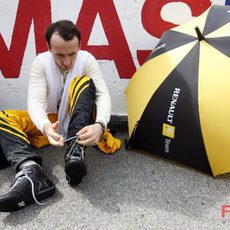 Kubica se ata sus botas antes de la salida