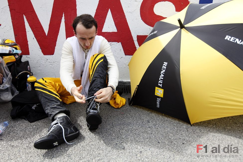 Kubica se ata sus botas antes de la salida