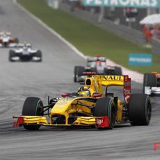 El polaco de Renault rueda 4º en carrera