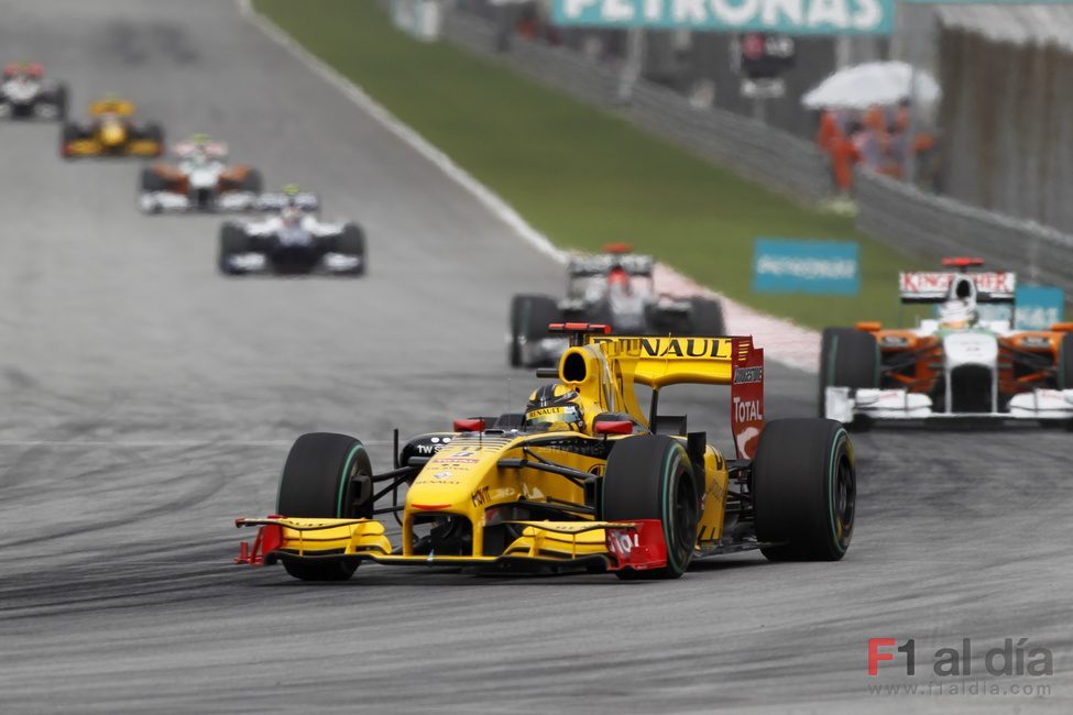 El polaco de Renault rueda 4º en carrera