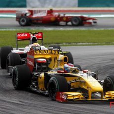 Petrov y Hamilton luchan en pista