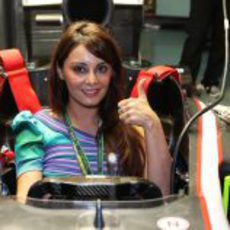 La actriz de Bollywood, Manisha Lamba, en el coche de Hispania