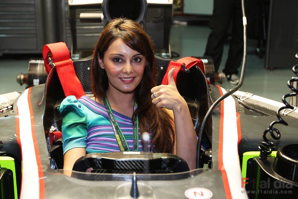 La actriz de Bollywood, Manisha Lamba, en el coche de Hispania