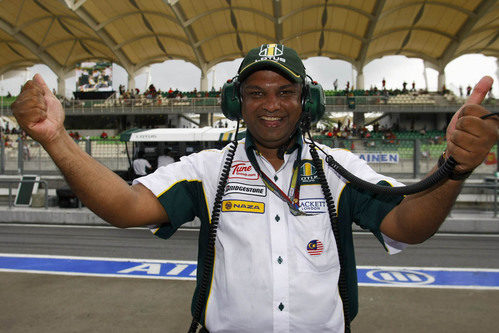 Tony Fernandes muy feliz