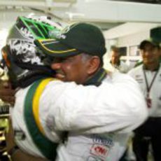 Kovalainen se abraza con Fernandes