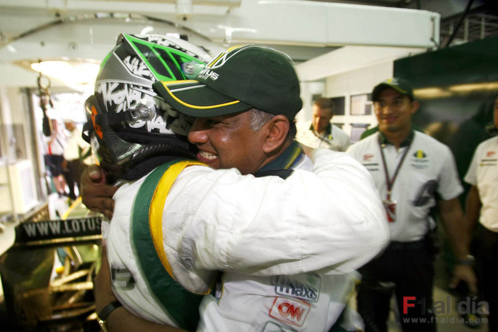 Kovalainen se abraza con Fernandes