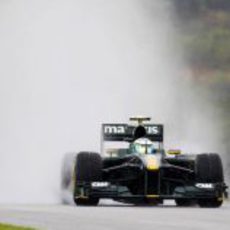 Kovalainen bajo la lluvia de Malasia